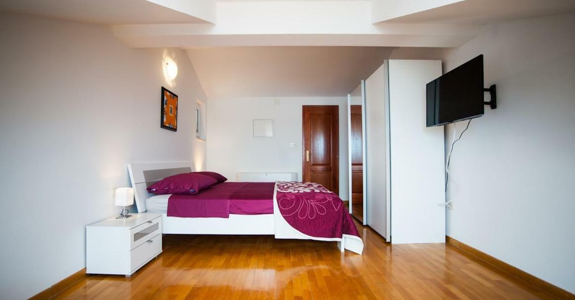 House Koloc Apartment Bol Exterior foto